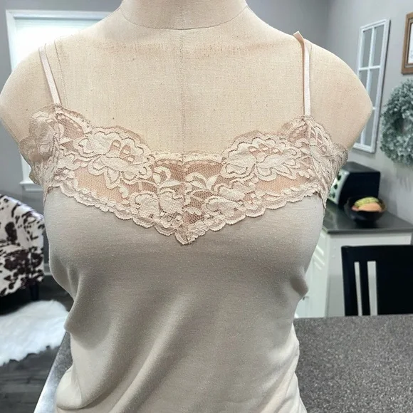 6 camis -assorted medium and large - Picture 3 of 6